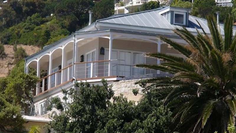 Figure 31 left: House with overhangs and fibre-cement cladding — low maintenance